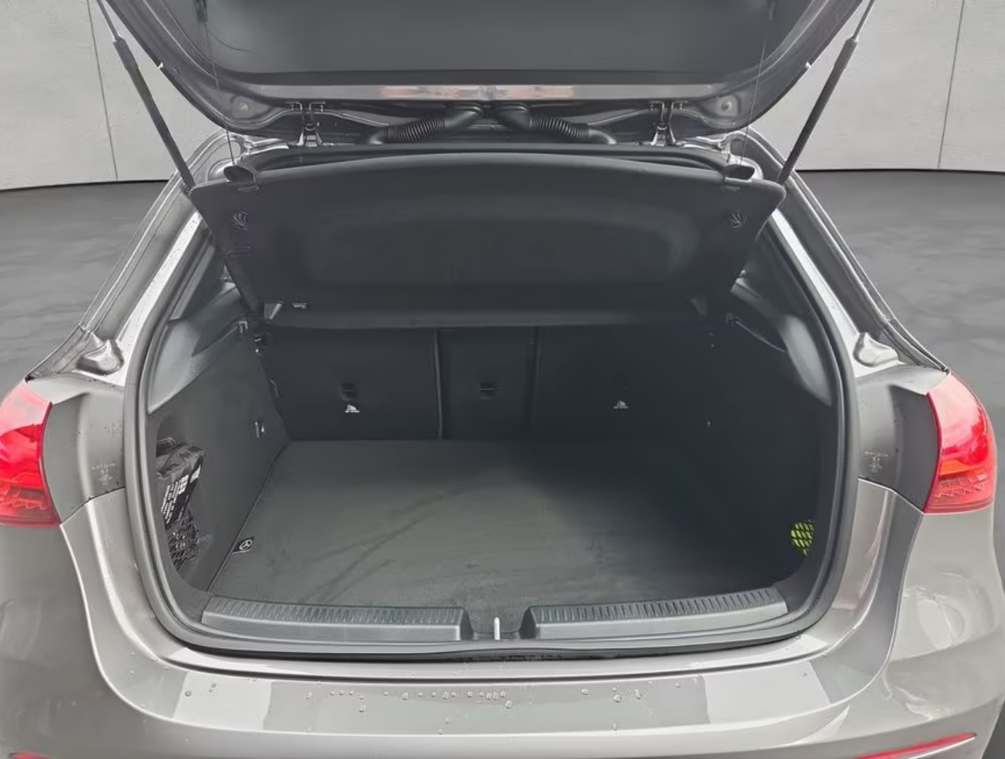 
								Mercedes-Benz A 200d AMG Advanced Plus full									