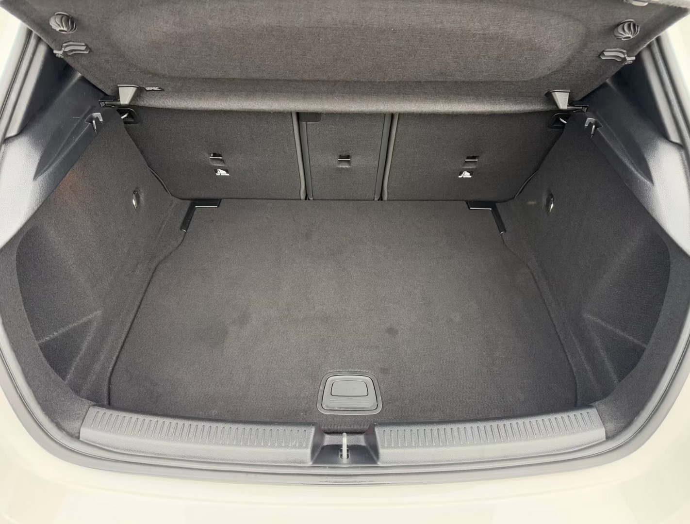 
								Mercedes-Benz A 180d AMG full									