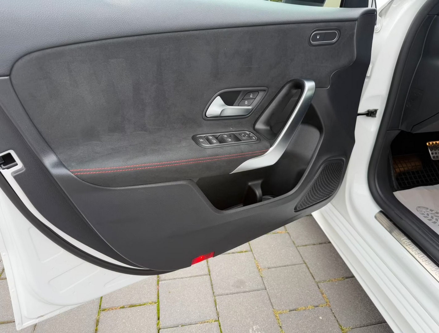 
								Mercedes-Benz A 180d AMG full									