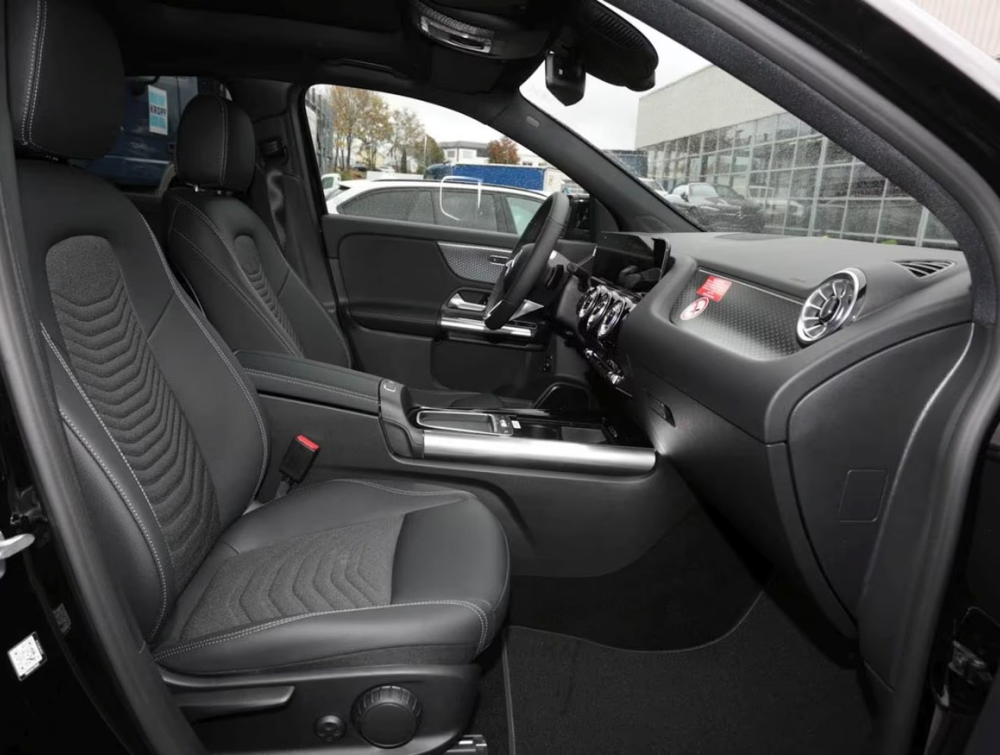 
								Mercedes-Benz GLA 220d 4MATIC Progressive Night full									